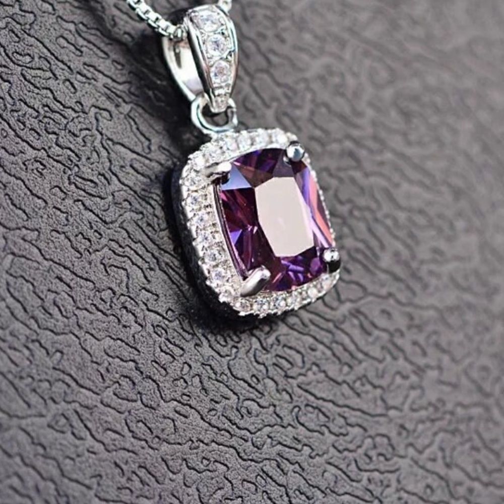 The Amethyst Classic Stunner pendant necklace in 925 and cubic zirconia
